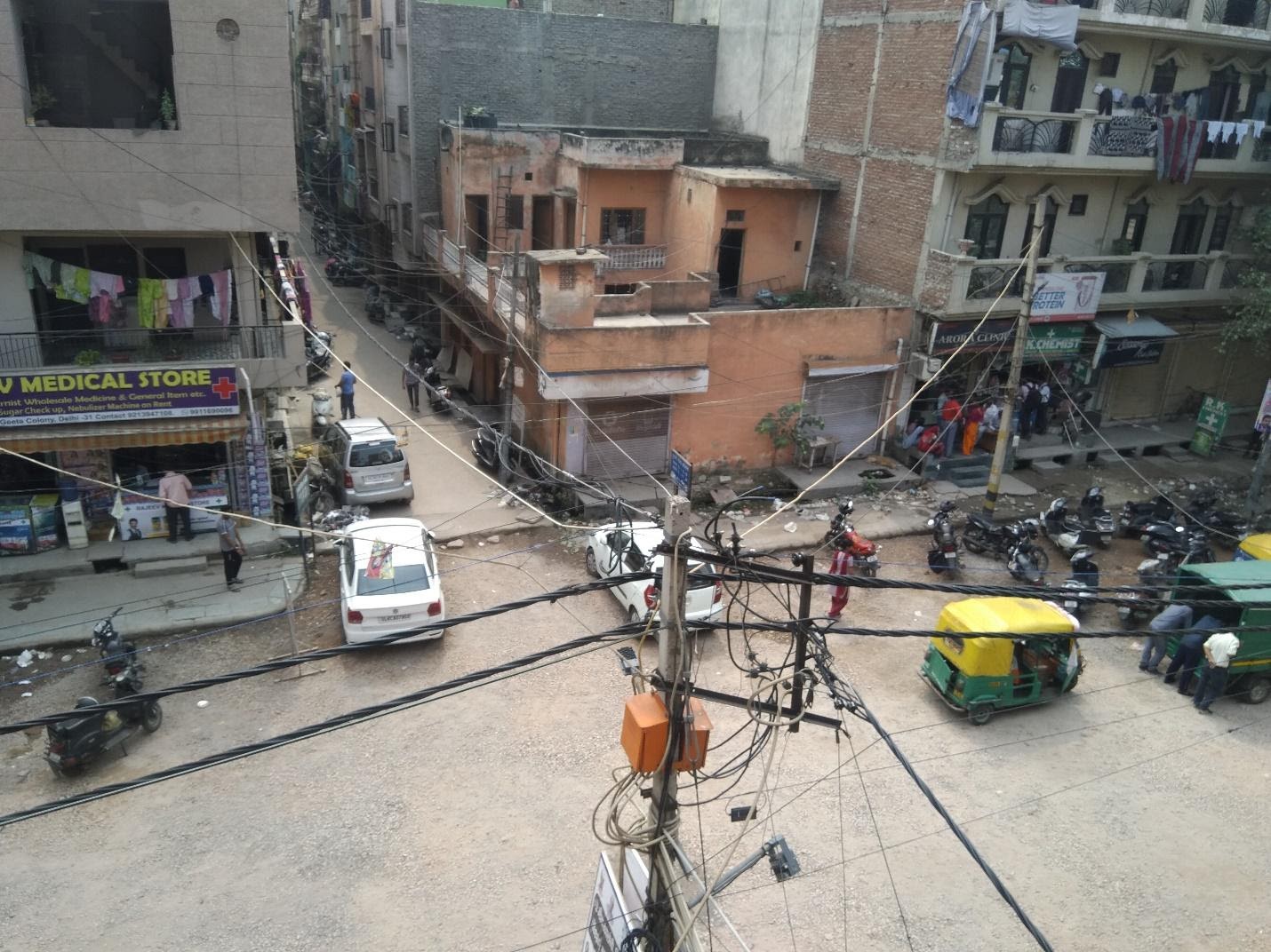 Network of wires entangling above the lanes of residential colonies in Krishna Nagar of East Delhi (Image Source: Srishti Singh)